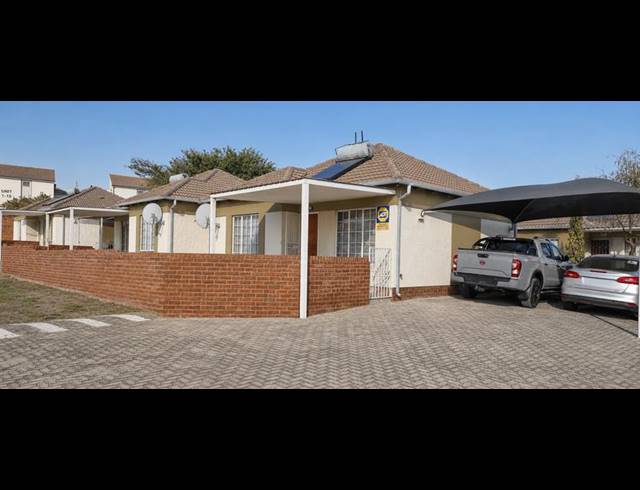 2 BEDROOM TOWNHOUSE FOR SALE IN THE REEDS